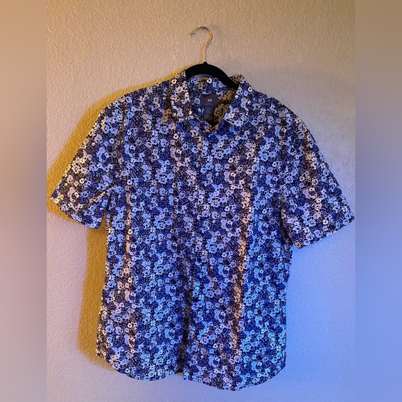 H&M Men’s Blue Floral Short Sleeve Button Up - Picture 1 of 5